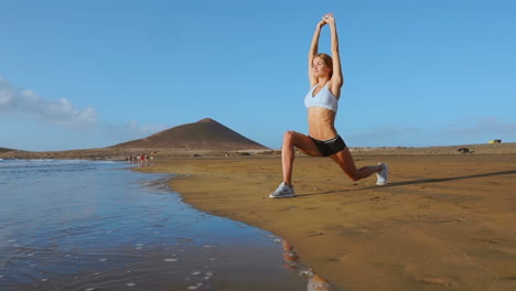 Yoga-Retreat-Und-Training---Frau-In-Yoga-Pose-Am-Strand-Bei-Sonnenaufgang.-Weibliches-Yoga-Mädchen,-Das-Training-In-Der-Ruhigen-Ozeanlandschaft-Ausarbeitet.-Steadycam-In-Zeitlupe